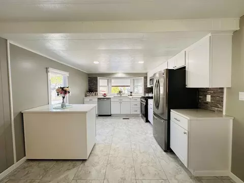 11 Lamplighter Ln, Springfield, MA 01119 photo 5