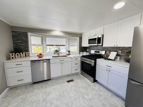 11 Lamplighter Ln, Springfield, MA 01119 photo 6