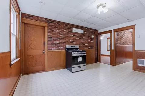 Entry Way - 7 Third Ave, Dudley, MA 01571 photo 3 of 5