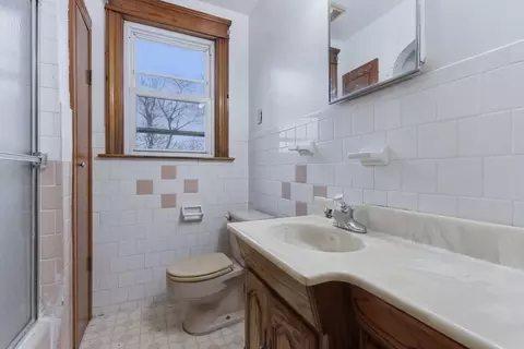 Bath - 7 Third Ave, Dudley, MA 01571 photo 2 of 5