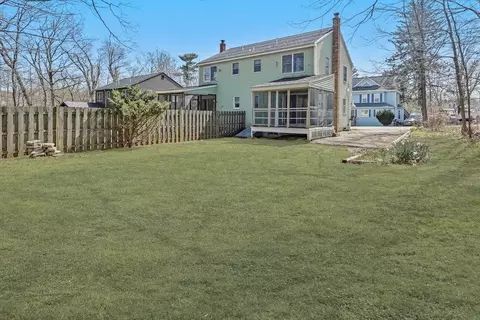 4 Maplewood Ave #1, Amesbury, MA 01913