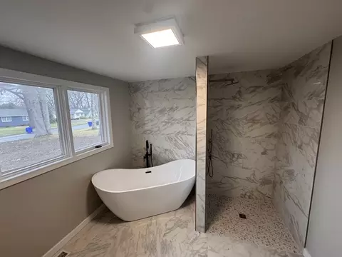 Bath - 105 Overlook Dr, Springfield, MA 01118 photo 1 of 4