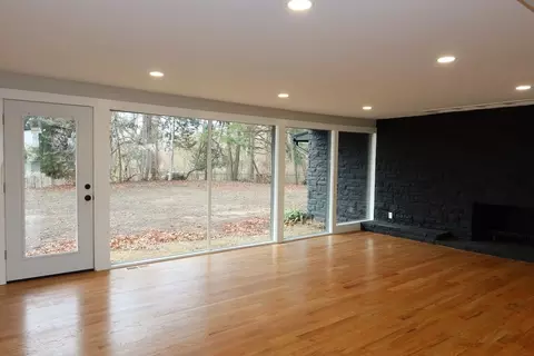 Living - 105 Overlook Dr, Springfield, MA 01118 photo 1 of 2