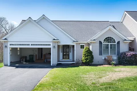 61 Hillview Ln #61, Whitinsville, MA 01588