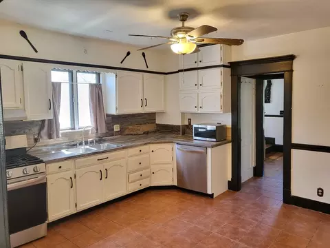 19 Greenbrier St, Springfield, MA 01108 photo 11