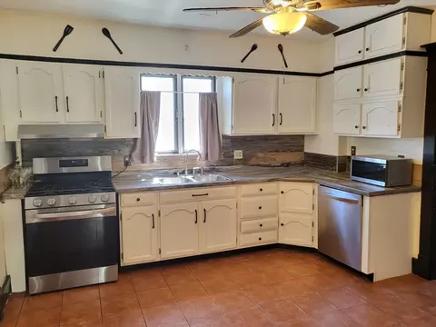 19 Greenbrier St, Springfield, MA 01108 photo 9
