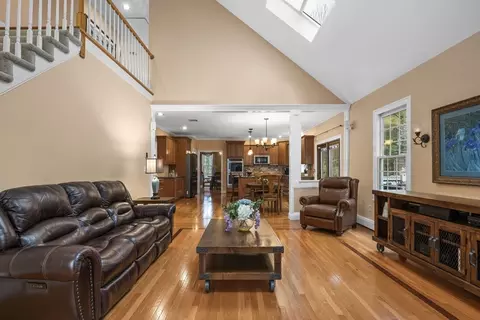 154 South St, Upton, MA 01568 photo 10