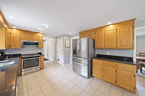 Kitchen - 4 Mockingbird Ln, Franklin, MA 02038 photo 1 of 2