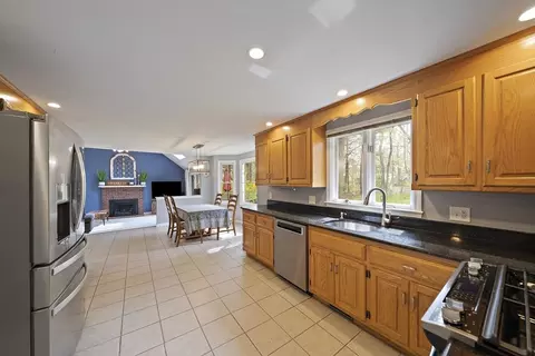 Kitchen - 4 Mockingbird Ln, Franklin, MA 02038 photo 2 of 2