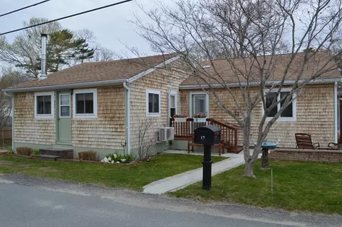 17 Bungalow Ln, Buzzards Bay, MA 02532
