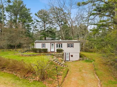 1 Emond Ave, Kingston, MA 02364