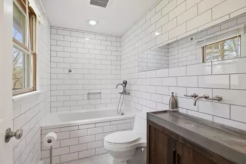 Bath - 138 West St, Easthampton, MA 01027 photo 3 of 3