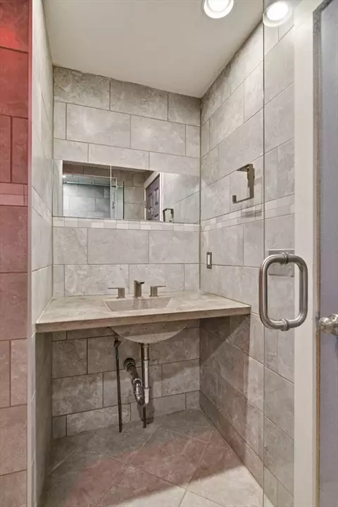 Bath - 138 West St, Easthampton, MA 01027 photo 2 of 3