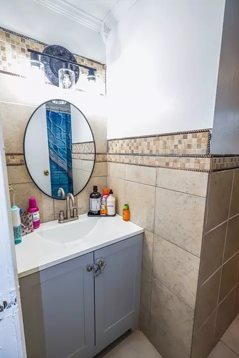 Bath - 109 Pendleton Ave, Springfield, MA 01109 photo 1 of 2