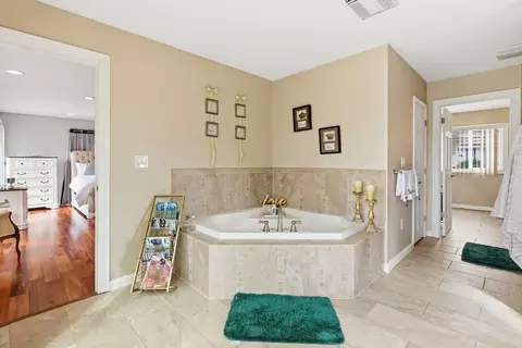 Entry Way - 407 Mower St, Worcester, MA 01602 photo 2 of 2
