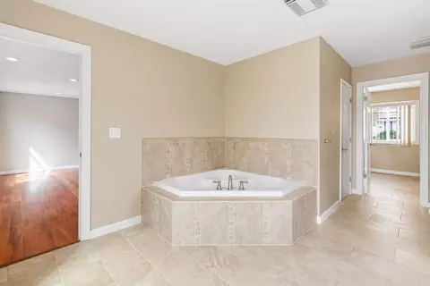 Entry Way - 407 Mower St, Worcester, MA 01602 photo 1 of 2