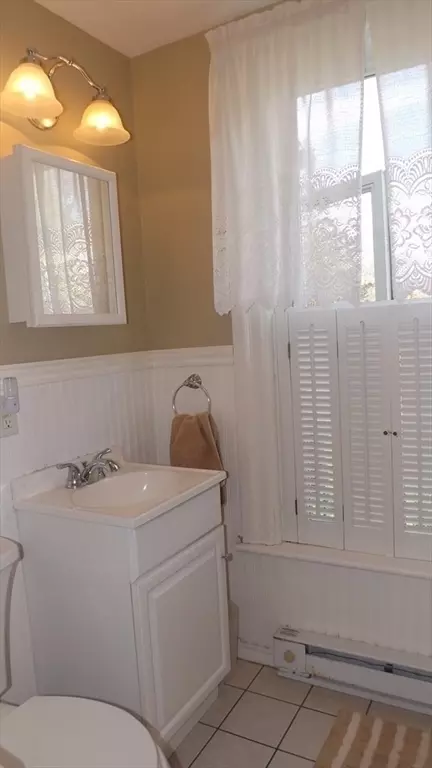 Bath - 61 Nelson Pl, Worcester, MA 01605 photo 2 of 3