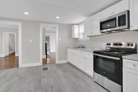 52 Thompson St, Springfield, MA 01109 photo 17