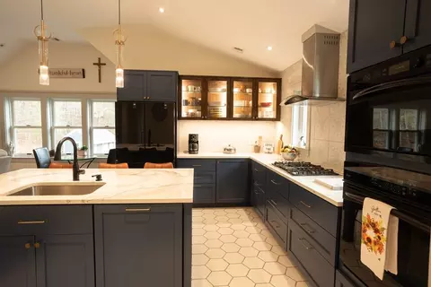 Kitchen - 8 Stearns Rd, Upton, MA 01568 photo 1 of 9