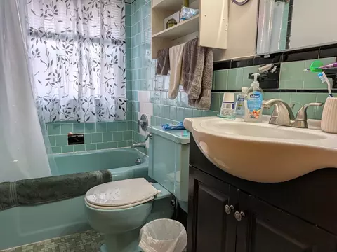 Bath - 7 Willis Ave, Winthrop, MA 02152 photo 3 of 3