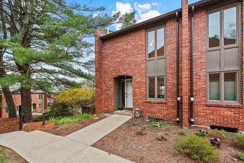 8 Sutton Ct #8, Amherst, MA 01002