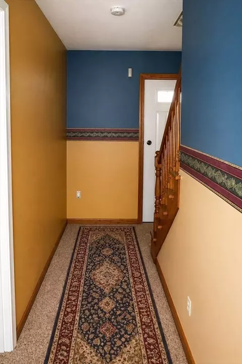 Entry Way - 21 Ryan Cir, Springfield, MA 01118 photo 2 of 4