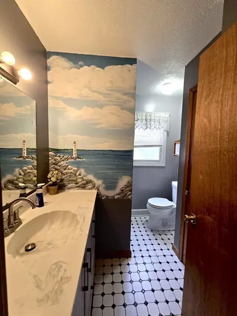 Bath - 21 Ryan Cir, Springfield, MA 01118 photo 1 of 5