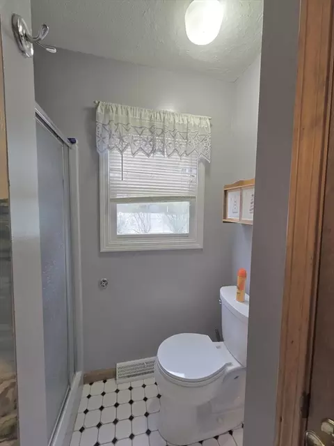 Bath - 21 Ryan Cir, Springfield, MA 01118 photo 2 of 5