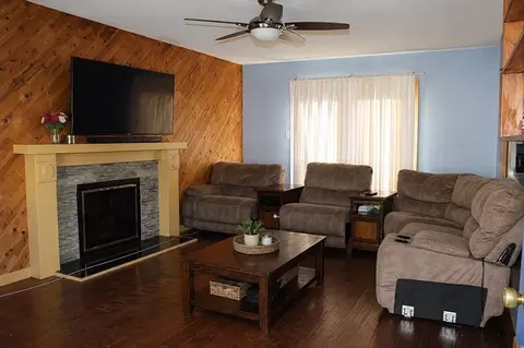 Living - 21 Ryan Cir, Springfield, MA 01118 photo 2 of 2