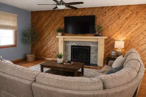 Living - 21 Ryan Cir, Springfield, MA 01118 photo 1 of 2