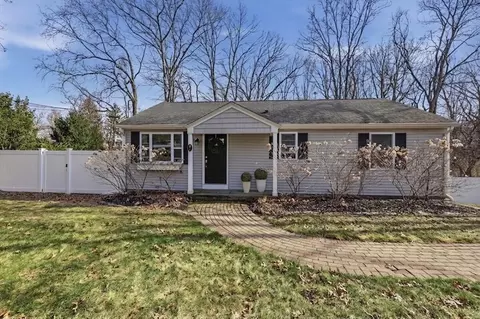 7 Maplewood Rd, Shrewsbury, MA 01545