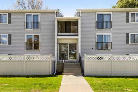 10 Village Green Ln #19, Natick, MA 01760