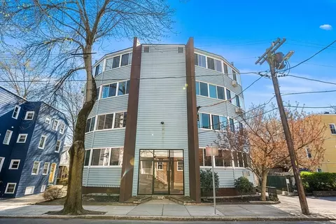 516 Green St #4B, Cambridge, MA 02139