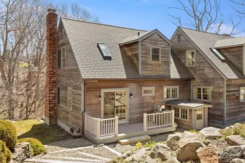 12 Frank St #B, Rockport, MA 01966