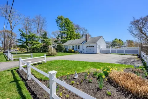 136 Sheaffer Rd, Centerville, MA 02632