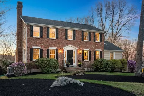 134 Candlewood Dr, Waltham, MA 02451