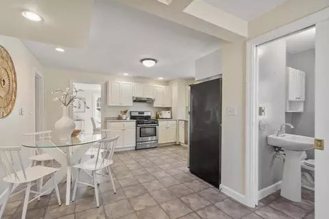 Entry Way - 54 Pratt St, Reading, MA 01867 photo 2 of 9