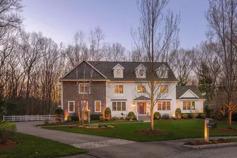 8 Goldman Cir, Bedford, MA 01730