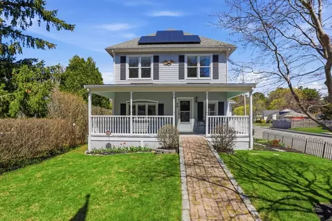 49 Pleasant St, Manchester, MA 01944