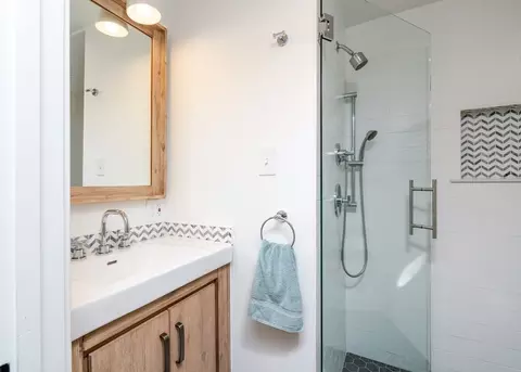 Bath - 255 Elm St, Marshfield, MA 02050 photo 3 of 4