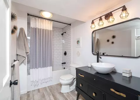 Bath - 255 Elm St, Marshfield, MA 02050 photo 4 of 4