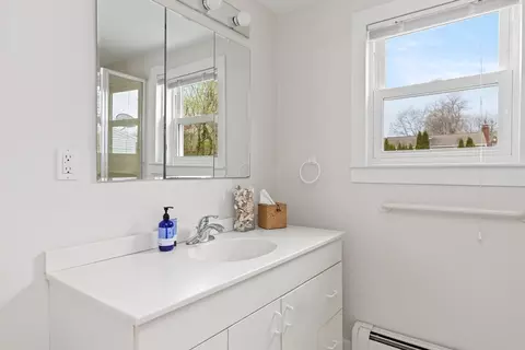 Bath - 20 Middle St, Beverly, MA 01915 photo 2 of 5