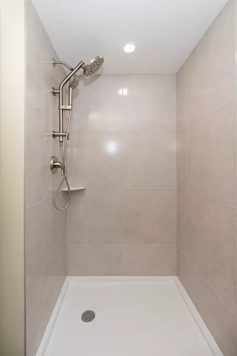 Bath - 32 Lexington Dr, Beverly, MA 01915 photo 2 of 5