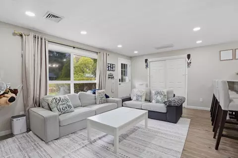 7 Edith Rd, Framingham, MA 01701