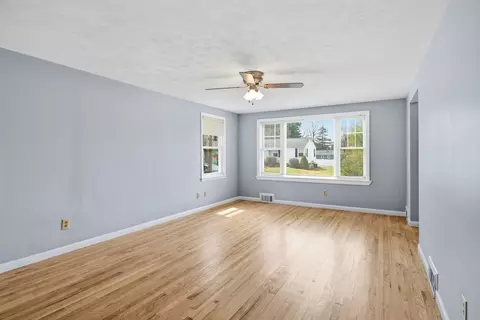 Living - 33 Overhill Dr, Springfield, MA 01129 photo 2 of 5