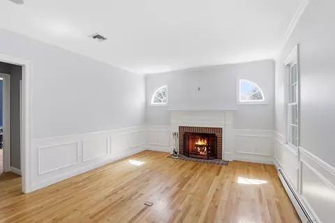 Living - 76 Clapp Rd, Scituate, MA 02066 photo 2 of 6
