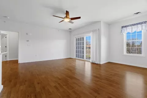 Living - 23 Augustus Ct #4003, Reading, MA 01867 photo 3 of 6