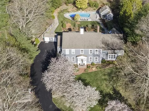 35 Pokanoket Ln, Marshfield, MA 02050