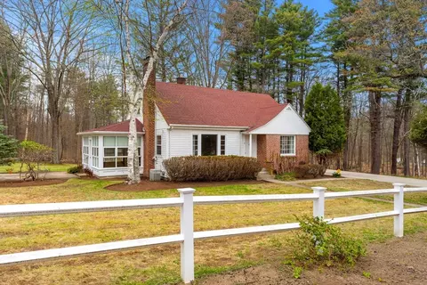 6 W Shore Rd, Merrimac, MA 01860