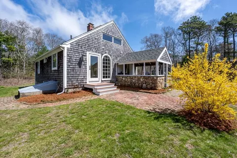 45 Old Phinneys Ln, Barnstable, MA 02630